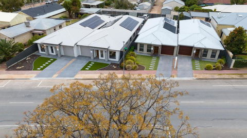 Renmark River Villas And Boats & Bedzzz - Lennox Head Accommodation 1