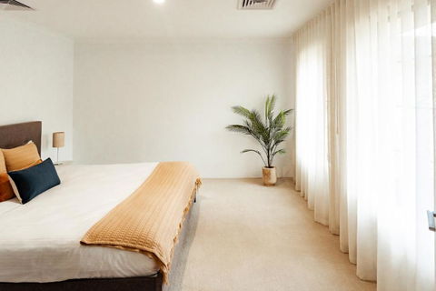 Salhus - Sleep In King Beds & Easy Walk To Town - Lennox Head Accommodation 3