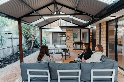 Salhus - Sleep In King Beds & Easy Walk To Town - Lennox Head Accommodation 0