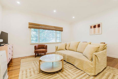 Salmon Calm - Trendy Velvet Allure By Albert Park - Lennox Head Accommodation 2